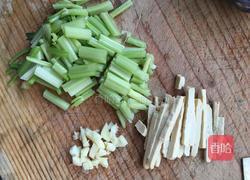 香芹木耳炒白干的做法图解2