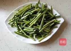 蒜心炒肉的做法图解1