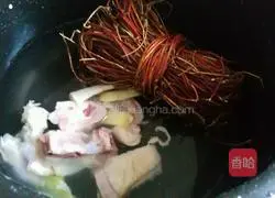 鸡骨草煲鸡汤的做法图解4