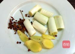 猪蹄炖莲藕的做法图解1