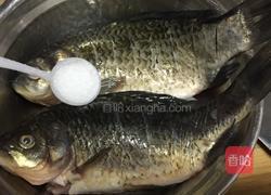 油炸小鲫鱼的做法图解3