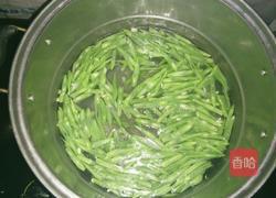 腊肠炒豆角的做法图解2