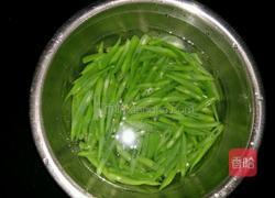 腊肠炒豆角的做法图解3