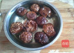 香菇炒西兰花的做法图解1