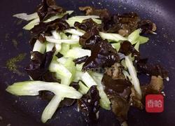 云耳西芹腐竹炒鸡蛋的做法图解5