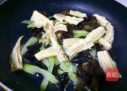 云耳西芹腐竹炒鸡蛋的做法图解6