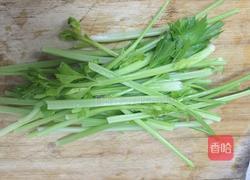 鸡肉炒芹菜的做法图解1