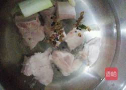 排骨红菇汤的做法图解3