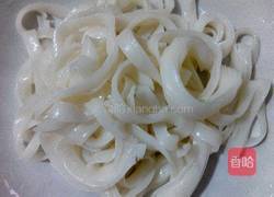 腐竹香菇汤河粉的做法图解1
