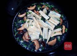 腐竹香菇汤河粉的做法图解6
