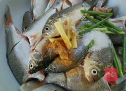 干炸小鲫鱼的做法图解3