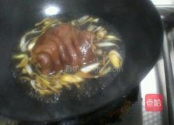 扒肘子的做法图解12