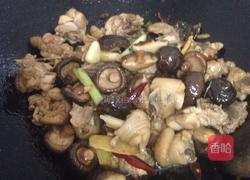 香菇土豆焖鸡块的做法图解8