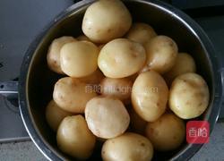 小土豆咸菜的做法图解1