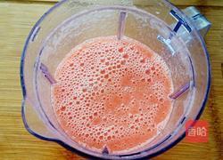 鲜榨西瓜雪梨汁的做法图解3