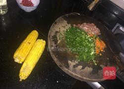 玉米红萝卜猪肉葱花饺子的做法图解1