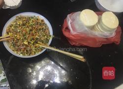 玉米红萝卜猪肉葱花饺子的做法图解3