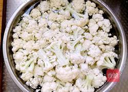 风味炒菜花的做法图解1