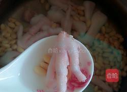 黄豆鸡脚汤的做法图解3