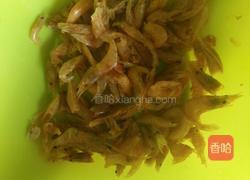 毛豆炒干虾的做法图解2