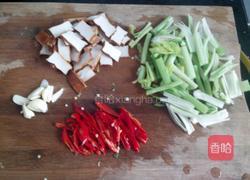 豆干炒芹菜的做法图解2