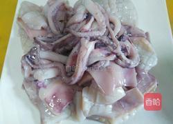 青椒鱿鱼的做法图解1