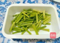 芹菜炒鸡肉的做法图解1