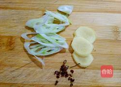 芹菜炒鸡肉的做法图解3