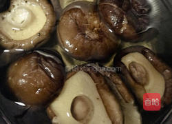 香菇煲鸡汤的做法图解2