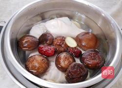 香菇煲鸡汤的做法图解4