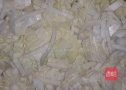 大白菜腌肉炒粉条的做法图解1