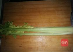素炒芹菜的做法图解1