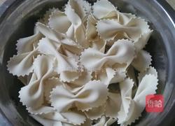 肉丸蝴蝶面汤的做法图解1