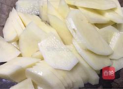 土豆炒猪肉的做法图解1