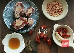 杜仲花生牛尾汤的做法图解1