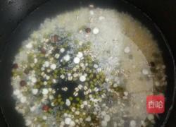 绿豆薏米芡实粥的做法图解3