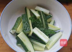 油黄瓜的做法图解1