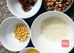 核桃大米红枣豆浆的做法图解1