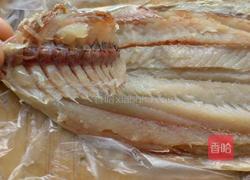 汆鲅鱼丸子的做法图解1