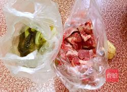 酸菜排骨的做法图解1