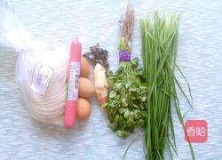 韭菜鸡蛋木耳火腿饺子的做法图解1