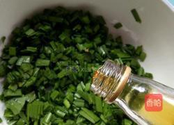 韭菜鸡蛋虾皮饺子的做法图解3