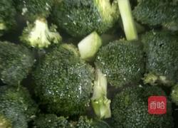 西兰花炒牛肉丸的做法图解3