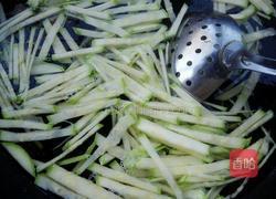 西葫芦黑木耳馅儿饺子的做法图解3