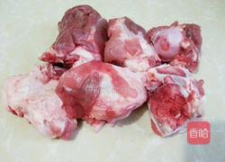 大骨头汤的做法图解1