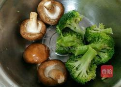 香菇炒西兰花的做法图解1