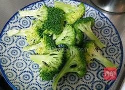 香菇炒西兰花的做法图解2