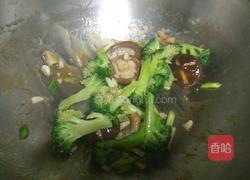 香菇炒西兰花的做法图解10