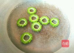 苦瓜培根金针菇卷的做法图解3