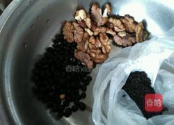 黑芝麻核桃黑豆糊的做法图解1